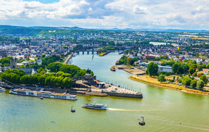 Skyline von Koblenz mit Rhein und Mosel, Deutsches Eck und Flusskreuzfahrtschiffen.