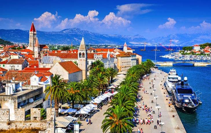 Panorama von Trogir an der Adria mit Hafen und historischen Gebäuden.