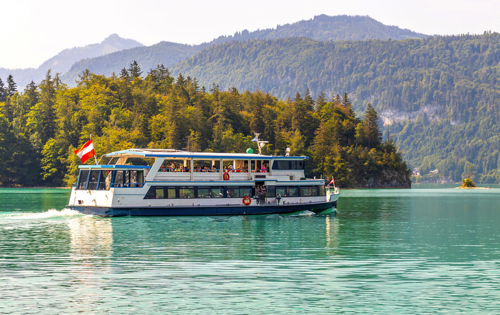 Schifffahrt auf dem Wolfgangsee im Salzkammergut, umgeben von den Alpen in Österreich.