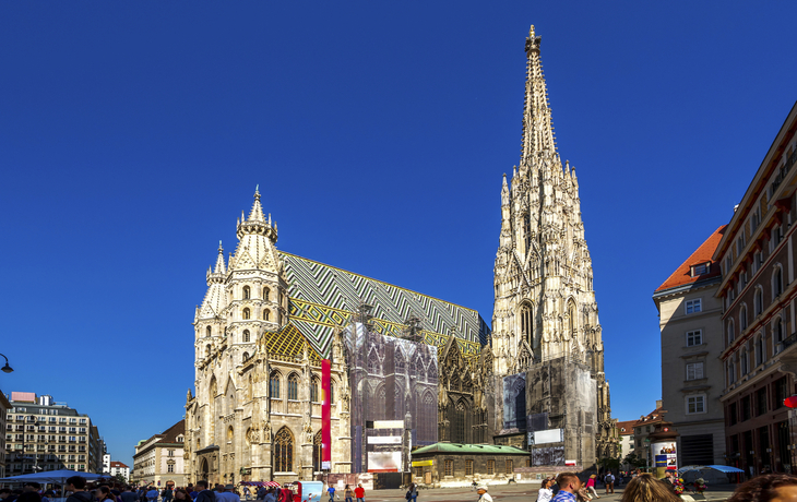 Stephansdom in Wien mit gotischer Architektur und bemaltem Dach.