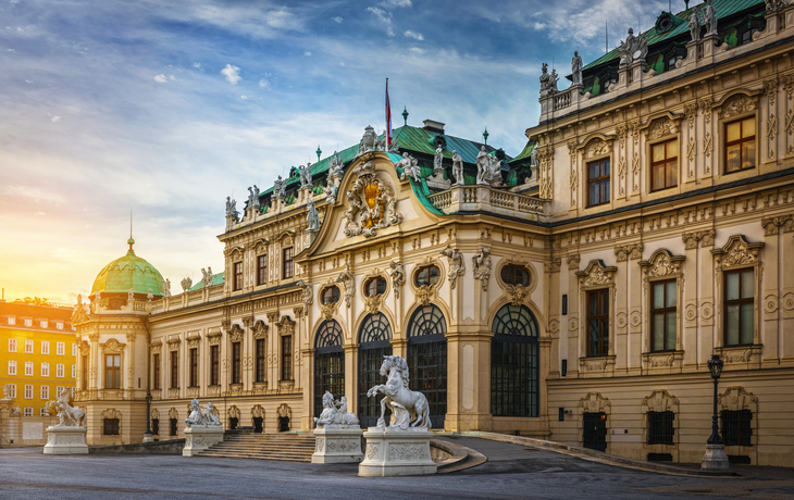 Barockes Schloss Belvedere in Wien bei Sonnenuntergang.