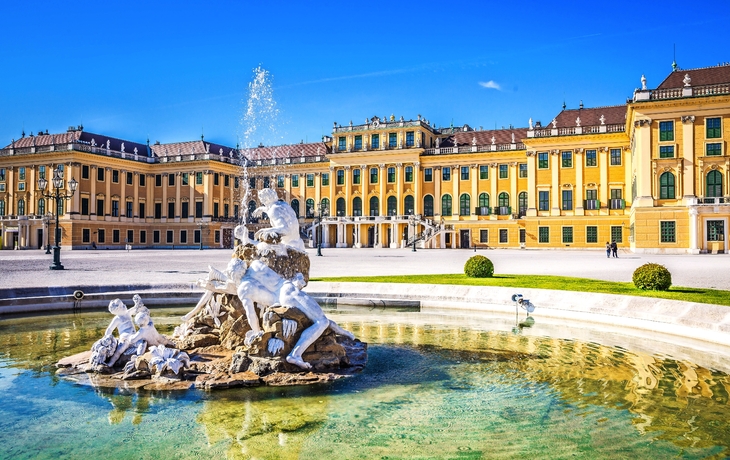Neptunbrunnen im Schlossgarten vor Schloss Schönbrunn, Wien.