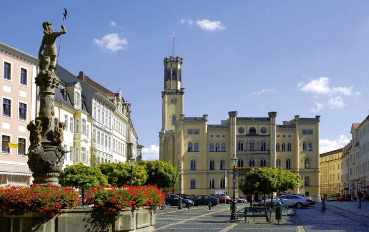 Renaissance-Rathaus in Zittau, Sachsen, bei klarem Himmel.