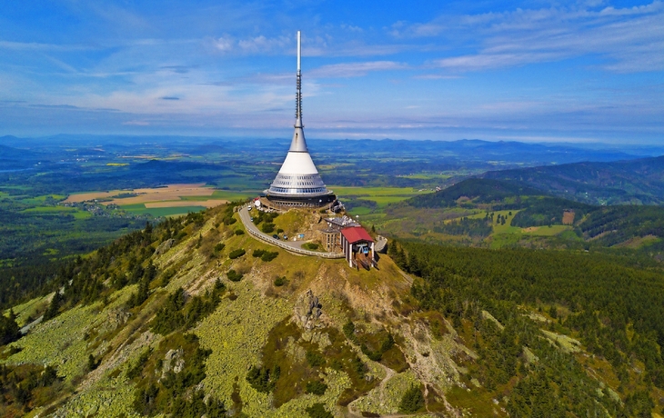 Hotel und Fernsehturm Jeschken auf einem Berg in Liberec, Tschechische Republik