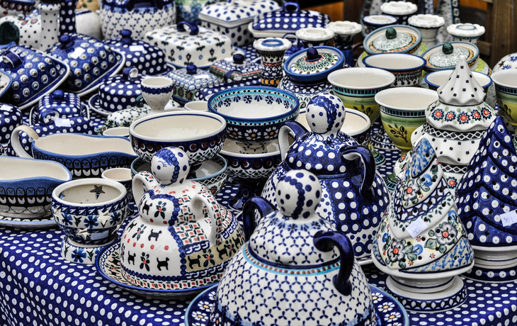 Verschiedene bunte handgemachte Keramikschalen aus Boleslawiec, Polen.