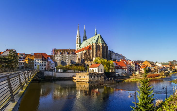 St. Peter und Paul-Kirche in Görlitz mit Fluss und Brücke im Vordergrund