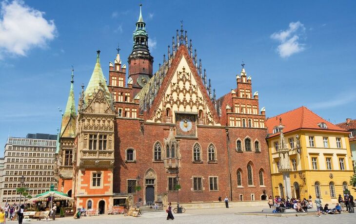 Ostfassade des gotischen Rathauses in Breslau mit Erker und Turm auf dem Marktplatz.