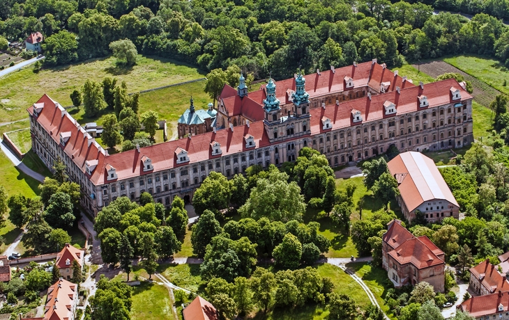 Luftaufnahme des Zisterzienserklosters Leubus in Polen mit umliegenden Gärten.