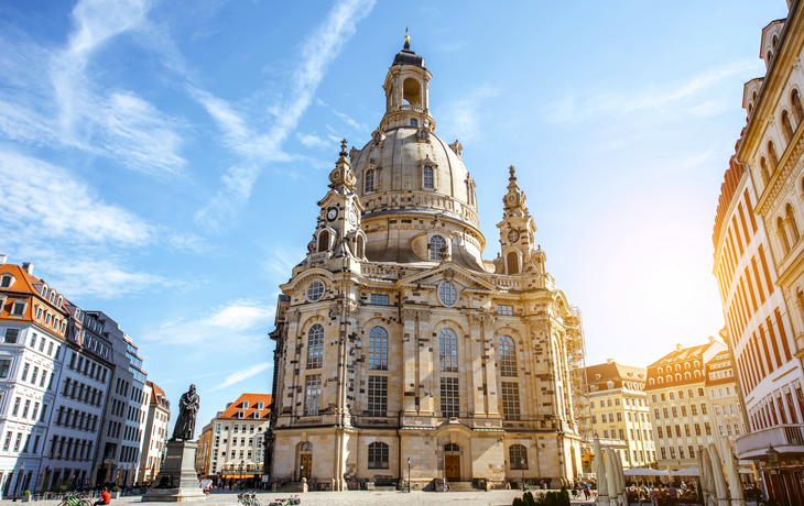 Frauenkirche in Dresden mit barocker Kuppel und vergoldeter Fassade am Neumarkt.
