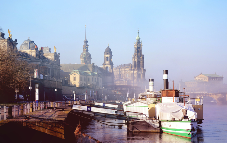 Dampfschiff in Dresden im Nebel mit herbstlicher Kulisse.