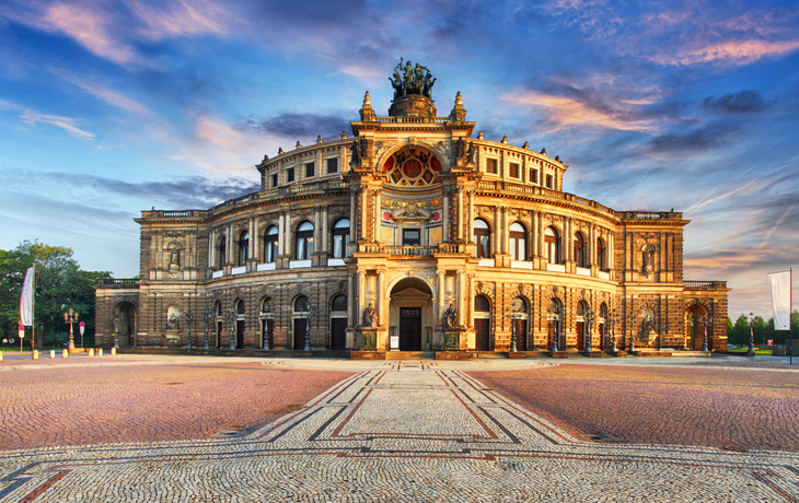 Semperoper in Dresden bei Sonnenuntergang, historisches Opernhaus am Theaterplatz.