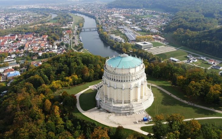Luftaufnahme der Befreiungshalle Kelheim und der Donau in Bayern, umgeben von Wald.