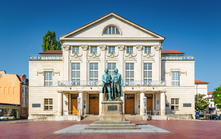 Goethe-Schiller-Denkmal vor dem Deutschen Nationaltheater in Weimar