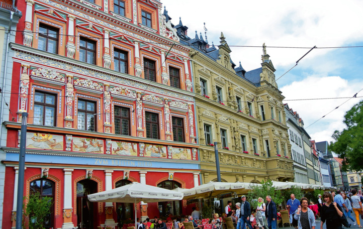 Historische Fassaden und Cafés in der Altstadt von Erfurt.
