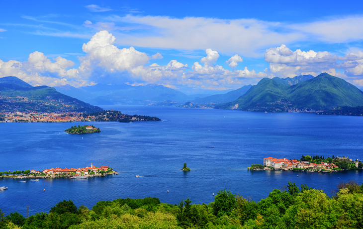 Blick auf Isola Bella und Lago Maggiore mit Palast und Garten, italienische Insel.