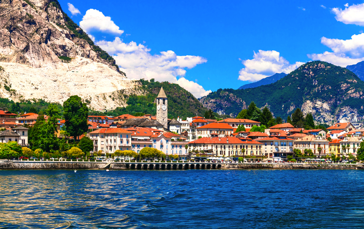 Baveno am Lago Maggiore mit Bergen im Hintergrund.