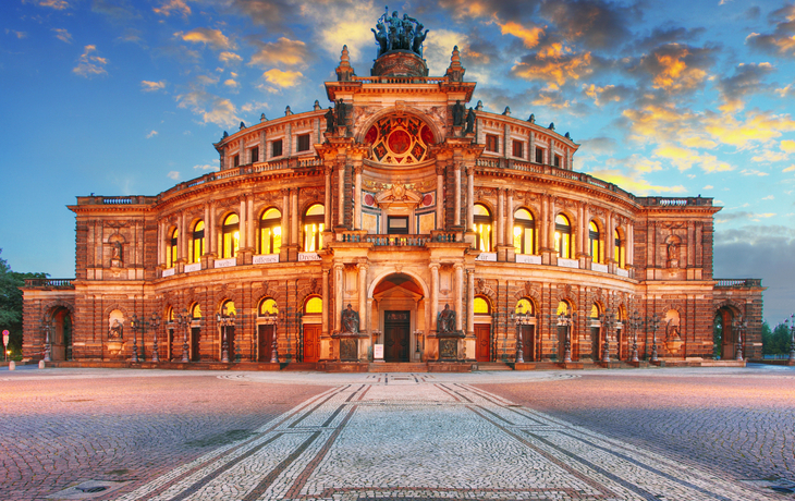 Semperoper in Dresden bei Dämmerung, historische Oper auf dem Theaterplatz.