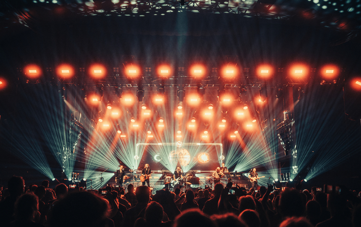 Band Santiano live auf einer Bühnenperformance mit Lichteffekten