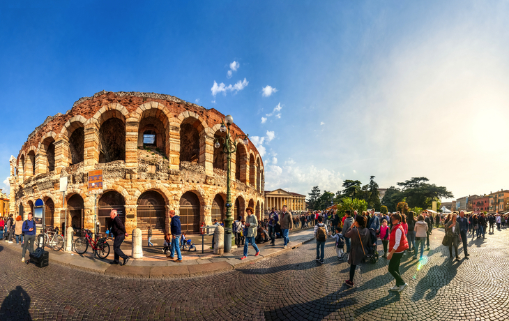 Panorama der Arena di Verona und Piazza Bra mit Touristen bei sonnigem Wetter