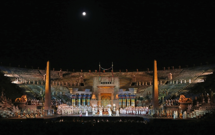 Bühnenkulisse für Aida-Oper im nächtlichen Amphitheater mit Mondschein.