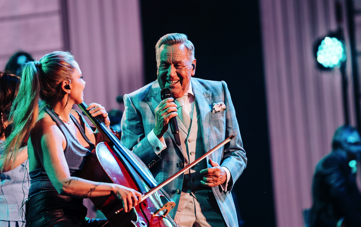 Musiker und Cellistin auf der Bühne beim Roland Kaiser Open Air 2027.