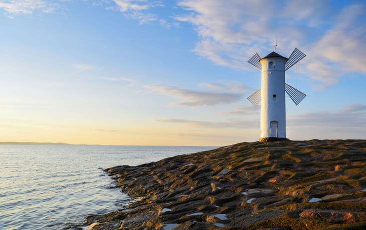 Sonnenuntergang hinter dem Leuchtturm Mühlenbake an der Ostseeküste