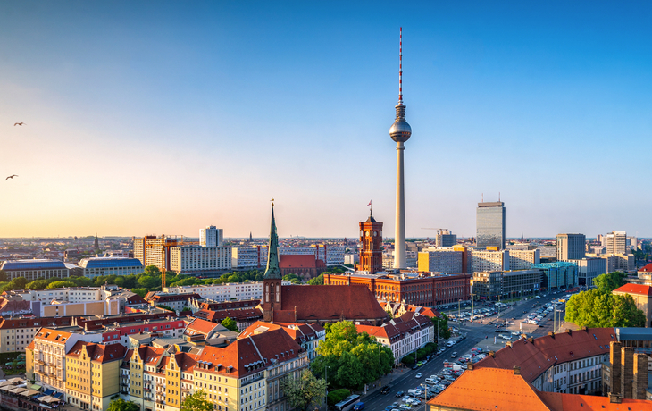 Skyline von Berlin mit Nikolaiviertel, Berliner Dom und Fernsehturm bei Sonnenuntergang.