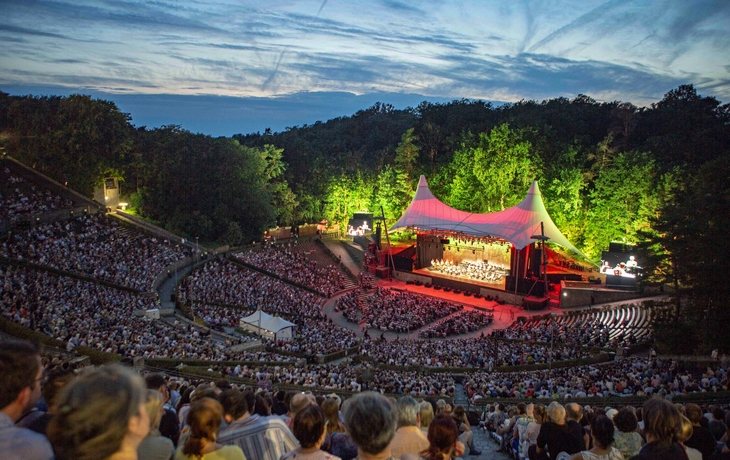 Konzert auf der Waldbühne Berlin bei Abenddämmerung mit großem Publikum.