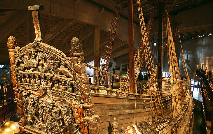 Das Kriegsschiff Vasa im Vasa-Museum mit detaillierten Holzschnitzereien.
