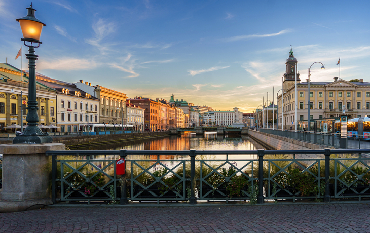 Blick auf das Stadtzentrum von Göteborg über den Fluss Göta älv vom Brunnspark aus.