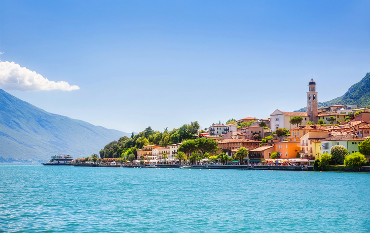 Limone sul Garda am Ufer des Gardasees mit Bergen im Hintergrund