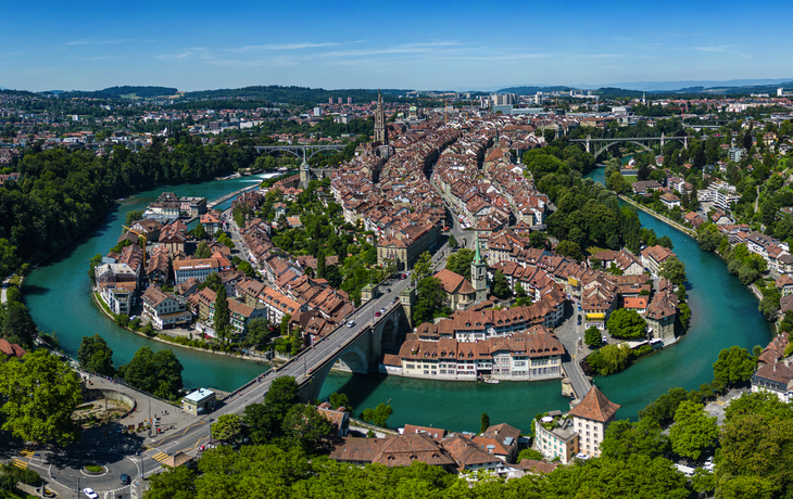 Panorama der Altstadt von Bern mit Aare-Fluss.