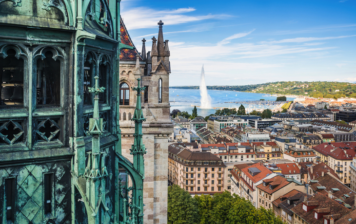 Blick auf Genf und den Genfersee von der Kathedrale Saint-Pierre aus.