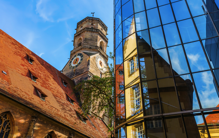 Reflexion der Stiftskirche Stuttgart in einer Glasfassade.