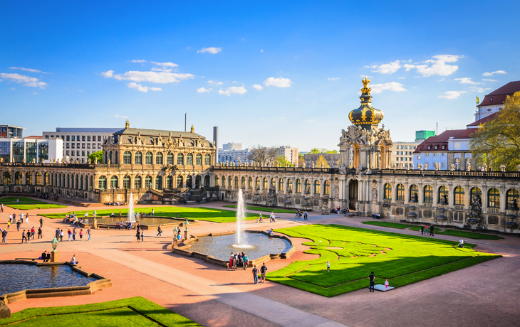 Zwinger in Dresden, Barockgebäude mit Kronentor und Brunnen im Vordergrund.