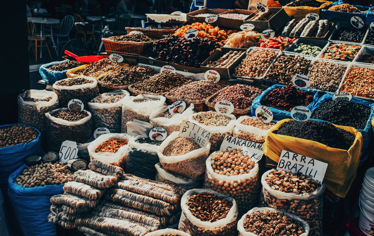 Marktstand mit Säcken voller Nüsse und Trockenfrüchte