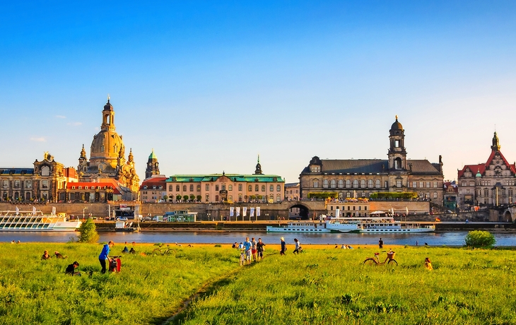 Panoramablick auf Dresden mit Elbe, Frauenkirche und weiteren historischen Bauwerken.