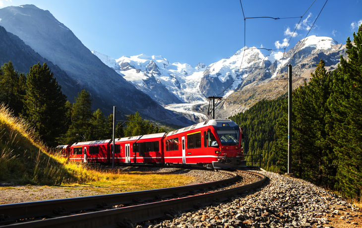Rhätische Bahn fährt durch die Alpen nahe dem Morteratschgletscher in Graubünden.
