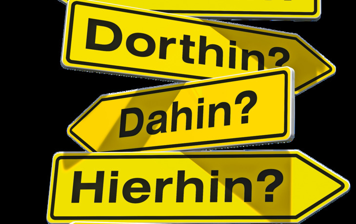 Gelber Wegweiser mit Pfeilen und den Aufschriften 