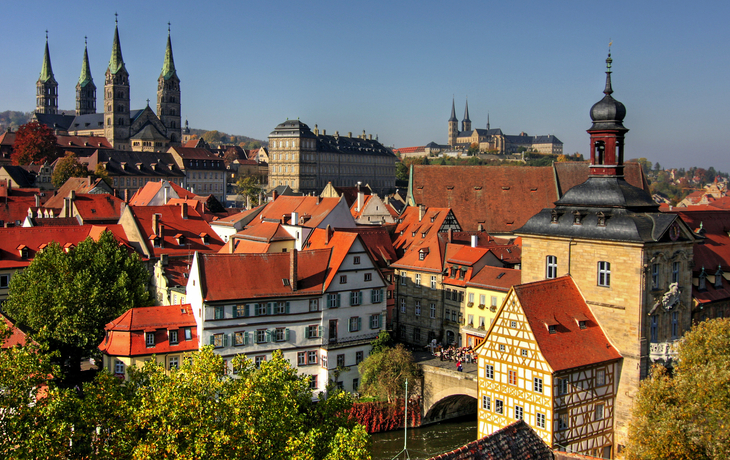 Stadtansicht von Bamberg mit Kirchen und historischem Rathaus