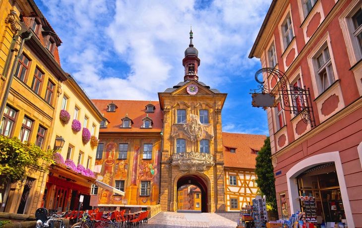 Blick auf das Alte Rathaus in der Altstadt von Bamberg an einem sonnigen Tag.