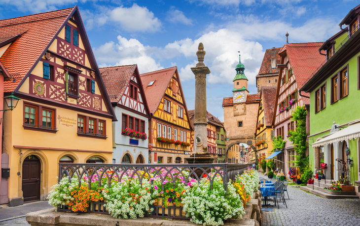 Historische Fachwerkhäuser in Rothenburg ob der Tauber an einem sonnigen Tag.