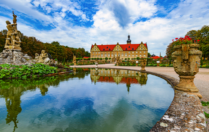 Schloss Weikersheim und Schlossgarten mit Frühjahrsblüte in Baden-Württemberg