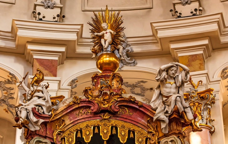 Barocker Innenraum der Basilika Vierzehnheiligen mit Engelsfiguren.